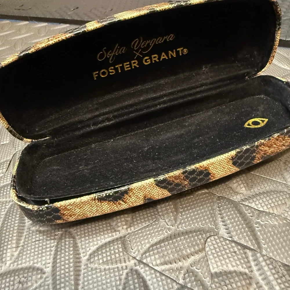 Sofia Vergara Foster Grant Leopard Print Hard Eyeglass Case Tan Black Glasses